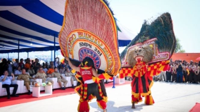 6882607f5c3fe-reog-ponorogo-singo-budoyo-mudho-ramaikan-pesta-laut-nadrah_665_374.jpg