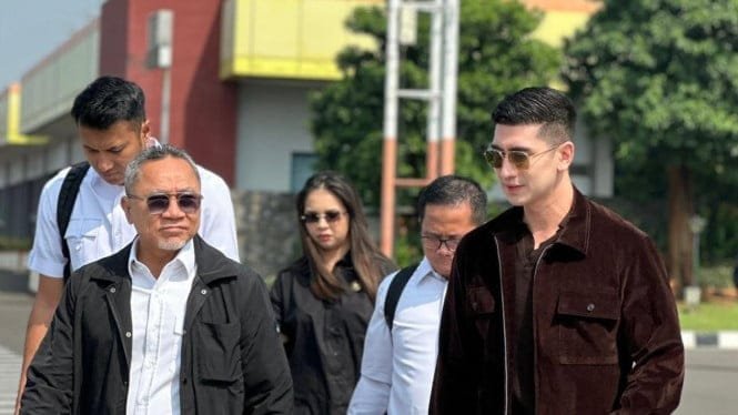 68833059dd8ef-zulkifli-hasan-dan-verrell-bramasta_665_374.jpeg