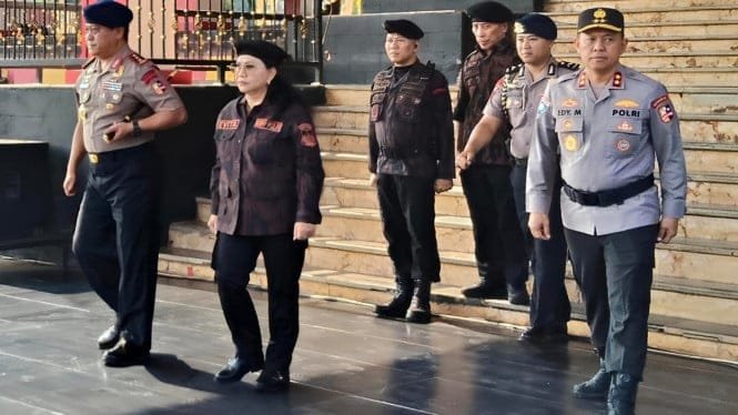 688388b4be713-dankor-brimob-kiri-dan-ketua-umum-kbpp-polri-tengah_665_374.jpg