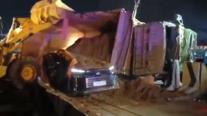 688ad07980e51-truk-muatan-tanah-terguling-timpa-mobil-wna-di-tol-karawang_665_374.png