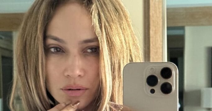 Jennifer-Lopez-Stuns-in-Makeup-Free-Selfie.jpg