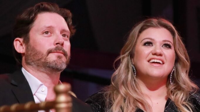 0811_kellyclarkson_brandonblackstock_header.jpg