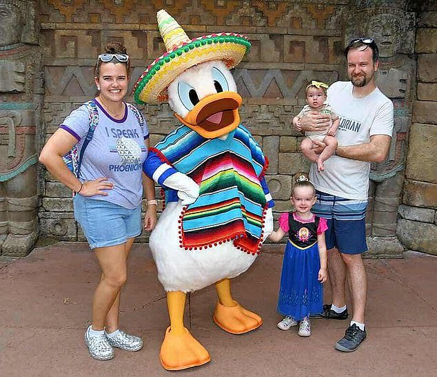 101668345-14979629-The_Pinson_family_poses_with_Donald_Duck_cast_member_at_Disney_W-a-21_1756658549599.jpg