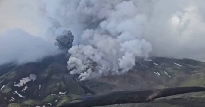 1754356832294_now_topstory_russia_volcano_eruption_250804_1920x1080-cmn2c8.jpg