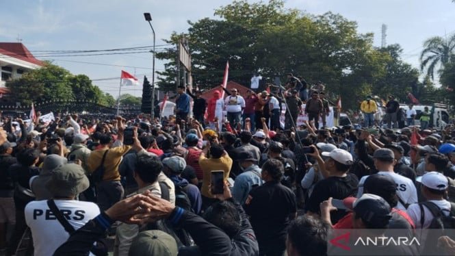 1755117619_689c4d1959b76-aksi-unjuk-rasa-desak-bupati-pati-sudewo-mundur_665_374.jpg