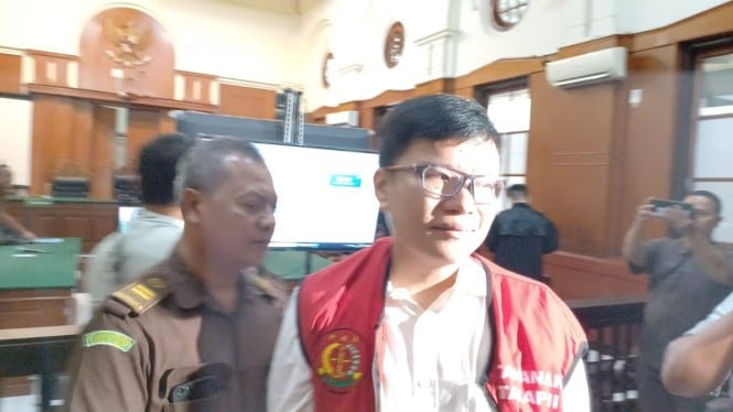 66a0dbc55a20a-hakim-bebaskan-ronald-tannur-anak-eks-anggota-dpr-ri-dari-dakwaan-pembunuhan_665_374.jpeg
