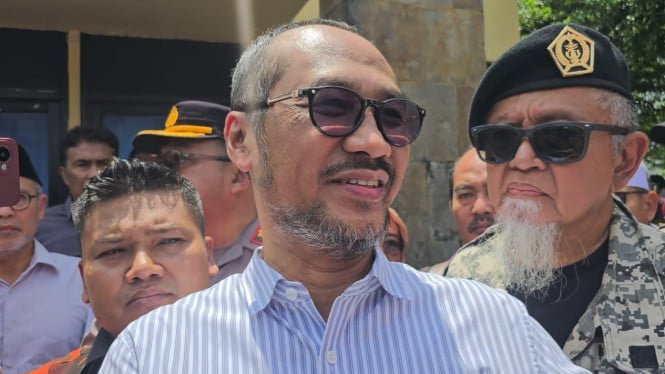 673c2d78b662d-mantan-ketua-kpk-turut-dampingi-said-didu-di-polresta-tangerang-bentuk-perlawanan-oligarki_665_374.jpg