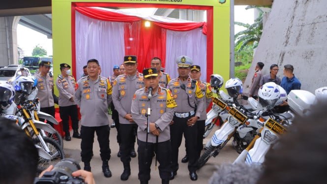 67f125996f60e-kapolda-metro-instruksi-prioritaskan-kendaraan-dari-cikampek-dan-jangan-sampai-ada-penumpukan-di-tol_665_374.jpg