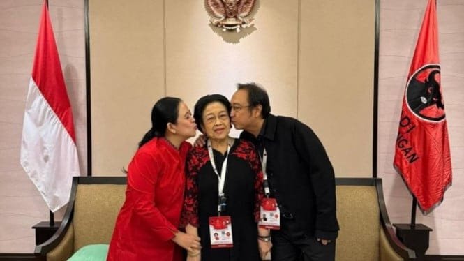 688c743178894-ketua-dpp-pdip-puan-maharani-dan-prananda-prabowo-mencium-ketum-pdip-megawati_665_374.jpg