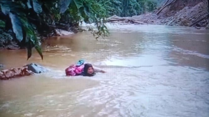 688f5968437f0-bidan-dona-lubis-46-saat-mengarungi-derasnya-sungai-batang-pasaman_665_374.jpg