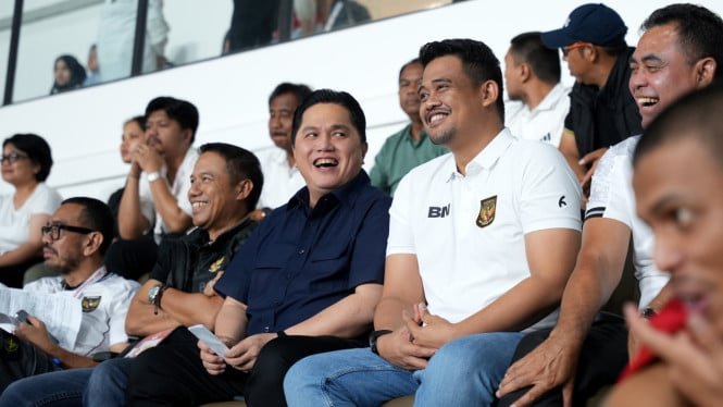 689c26b101631-gubernur-sumatera-utara-bobby-nasution-bersama-ketua-umum-pssi-erick-tohir_665_374.jpg