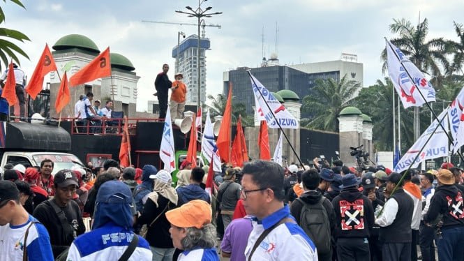 68b000544054d-demo-buruh-di-dpr-ri_665_374.jpeg