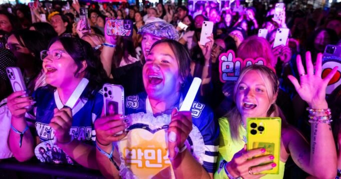 urlhttps3A2F2Fcalifornia-times-brightspot.s3.amazonaws.com2F5e2F302Ff8bb0a384f2bab2a6cb9235a1b802F1515150-et-kcon-fandom-baf-0016.jpg