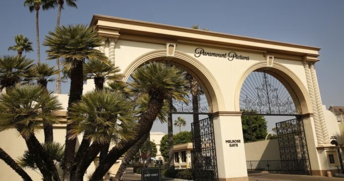urlhttps3A2F2Fcalifornia-times-brightspot.s3.amazonaws.com2Fd22Fa52F4bbad86a4ea0b5cc7f52e847207b2Fla-photos-1staff-635612-la-me-paramount-lot-standoff-6-als.jpg