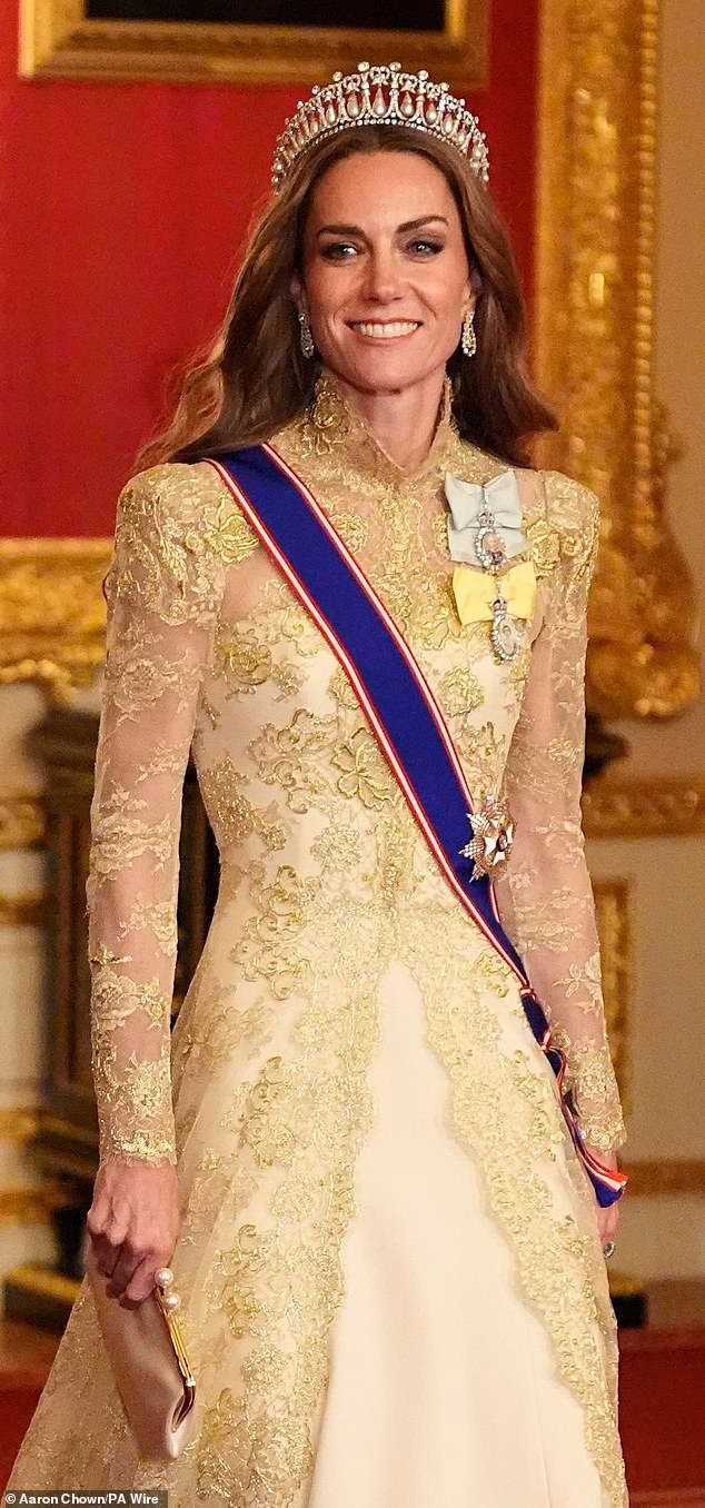 102229091-15108571-Kate_wore_her_chocolate_brow_tresses_down_in_a_wavy_blow_dry_wit-m-35_1758141514439.jpg