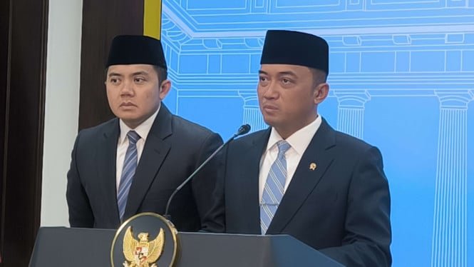 1757373385_68be9879ad269-mensesneg-prasetyo-hadi-dan-seskab-teddy-indra-wijaya_665_374.jpg
