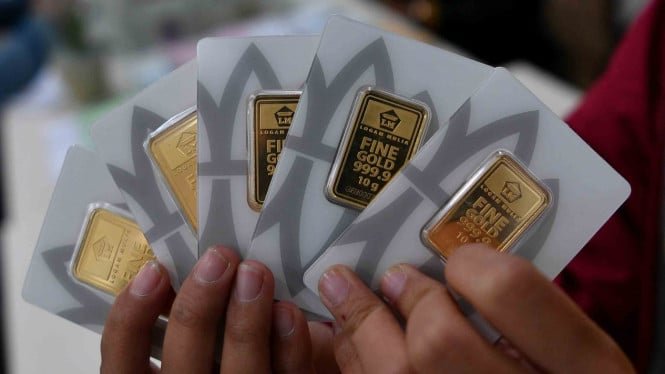 5c348e0755540-konsumen-menunjukkan-emas-batangan-yang-dibelinya-di-butik-emas-logam-mulia-ged_665_374.jpg