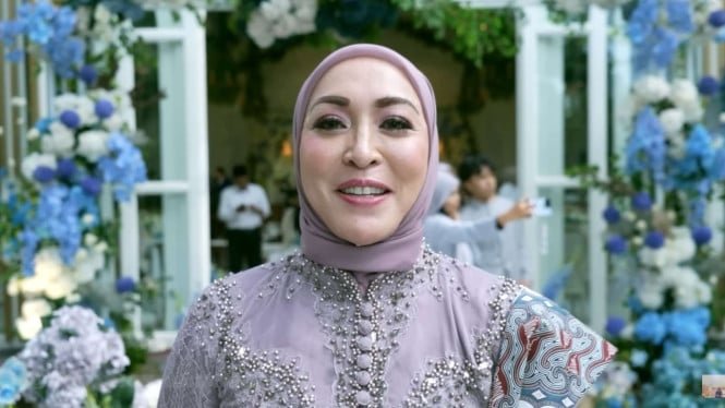 6678e96fb1e36-angelina-sondakh-hadiri-lamaran-aaliyah-massaid-dan-thariq-halilintar_665_374.jpg
