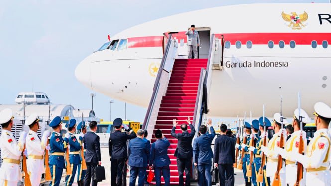 68b82f09f298a-presiden-ri-prabowo-subianto-kembali-ke-tanah-air-usai-kunker-di-china_665_374.jpg