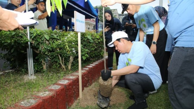 68c6be7476f5c-ketua-dpd-ri-sultan-baktiar-najamudin-menanam-pohon-kayu-hitam_665_374.jpg