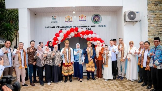 68c7057fb4f33-kadin-indonesia-resmikan-sppg-mbg-di-lampung_665_374.jpeg