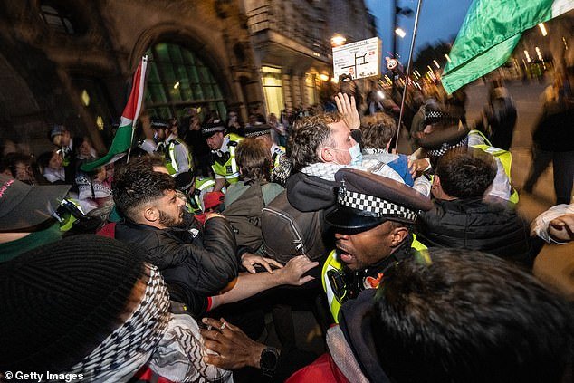 102656131-15161719-Police_scuffle_with_protesters_at_the_south_end_of_Whitehall_fol-a-4_1759575711118.jpg
