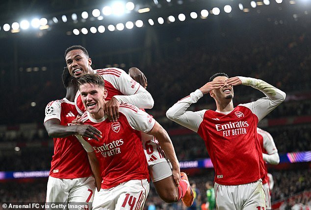 103190537-15212717-Arsenal_saw_off_a_disintegrating_Atletico_Madrid_in_style_as_the-a-38_1761080850955.jpg