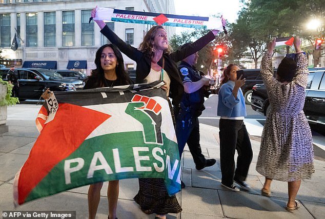 103299335-15225061-Pro_Palestinian_protesters_leave_the_restaurant_Joe_s_Seafood_Pr-a-1_1761342037202.jpg