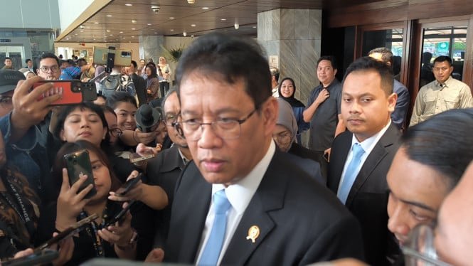1760639840_68d236e55dc87-menteri-keuangan-purbaya-yudhi-sadewa-di-kompleks-parlemen-senayan-jakarta_665_374.jpg