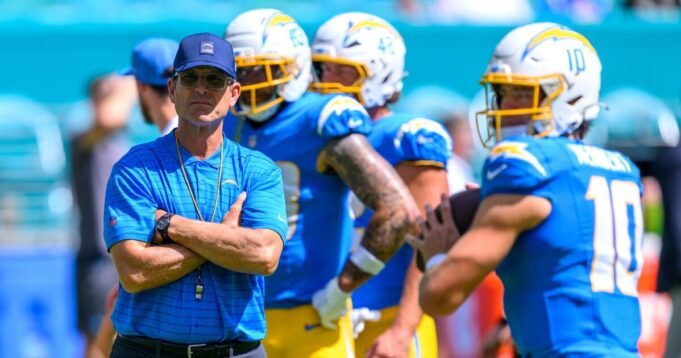 1760872338_urlhttps3A2F2Fcalifornia-times-brightspot.s3.amazonaws.com2F0f2F1d2Ffc693d924e0fbb3967355531b51e2Fchargers-dolphins-football-02067.jpg