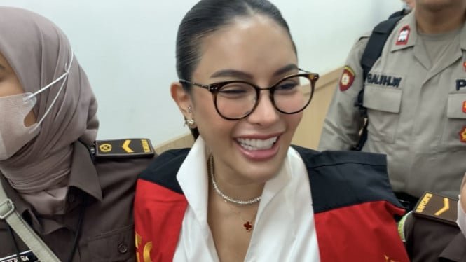 1760999358_685a5cfcc1e32-nikita-mirzani-ditegur-hakim-saat-sidang-di-pn-jakarta-selatan-kenapa_665_374.jpeg
