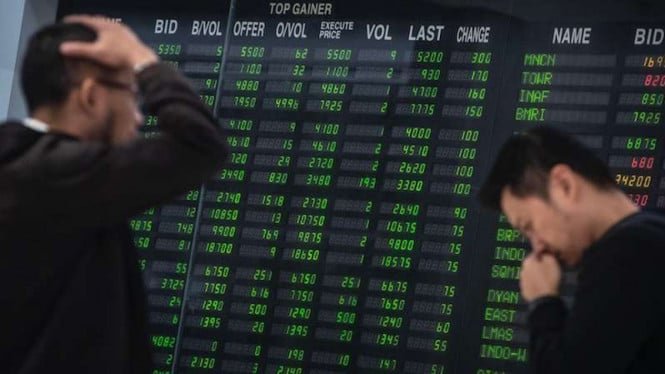 1761183260_5e2f9c4aa39df-karyawan-melewati-monitor-pergerakan-angka-indeks-harga-saham-gabungan-ihsg_665_374.jpg