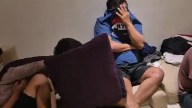 1761267392_68f511f53bcd0-penggerebekan-pesta-seks-gay-di-surabaya_665_374.jpg