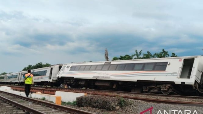 1761435442_68fcc494e08a3-kereta-api-purwojaya-anjlok-di-dekat-stasiun-kedung-gedeh-bekasi_665_374.jpg