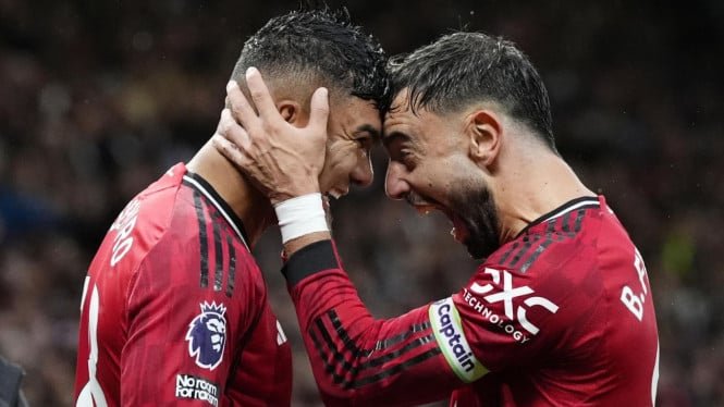 1761460998_68cf2527cc890-pemain-manchester-united-bruno-fernandes-dan-casemiro_665_374.jpg