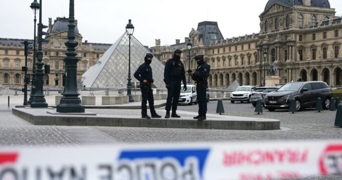 251021-louvre-rs-c57eb2.jpg