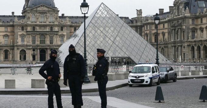 251023-louvre-mb-1120-b8e88d.jpg