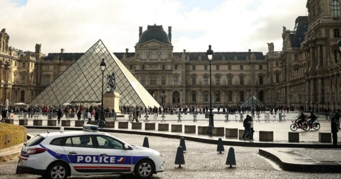 251027-louvre-rs-d0691f.jpg