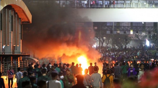 5d8a1ba6799e1-demo-anti-rkuhp-uu-kpk-jalan-tol-dalam-kota-lumpuh_665_374.jpg