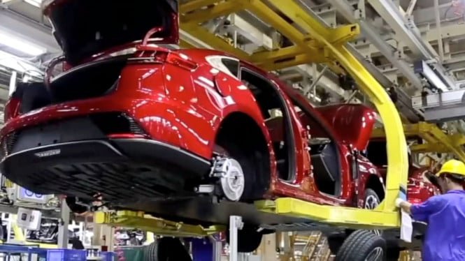 65e6b36a54ace-pabrik-produksi-mobil-listrik-byd-di-changzhou_665_374.jpg