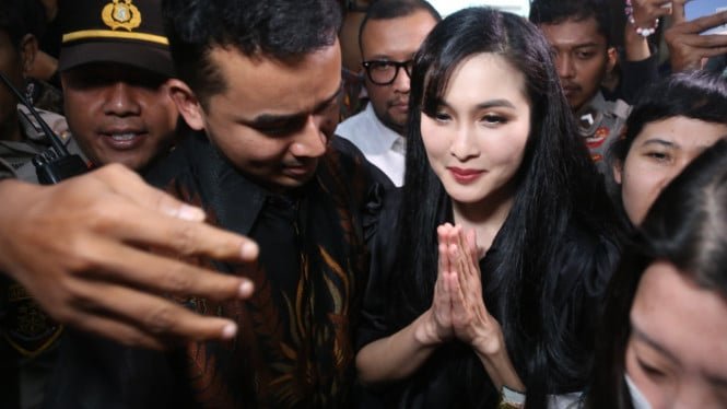 670755dbf3c14-sandra-dewi-bersaksi-di-persidangan-harvey-moeis_665_374.jpg