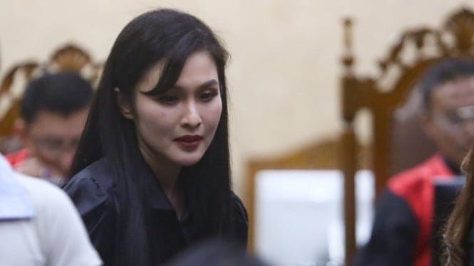 67075834f3b3e-sandra-dewi-bersaksi-di-persidangan-harvey-moeis_665_374.jpg