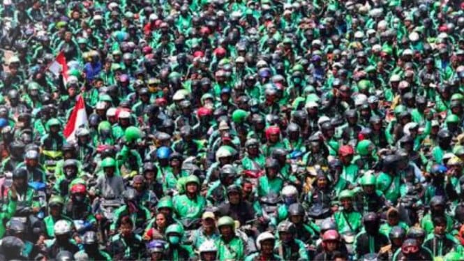 67b2871fbdce8-ratusan-pengemudi-ojol-dan-buruh-angkutan-gelar-demo-di-kemenaker-desak-thr-wajib_665_374.jpeg