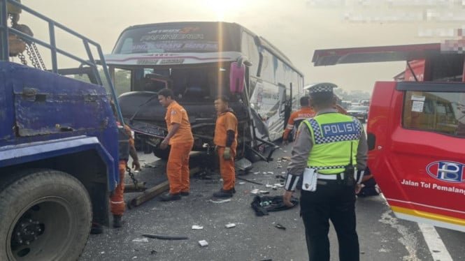67fa3e8e81884-evakuasi-bus-rombongan-bonek-yang-kecelakaan-di-ruas-tol-pemalang-batang_665_374.jpg