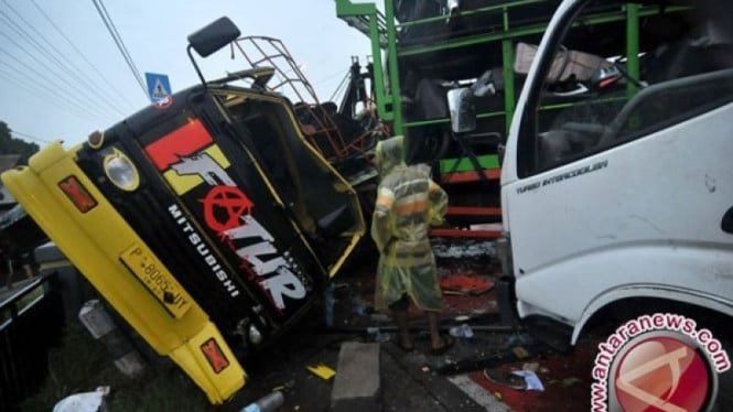 68240af686165-kecelakaan-di-jalan-raya-melibatkan-truk-ilustrasi_665_374.jpg