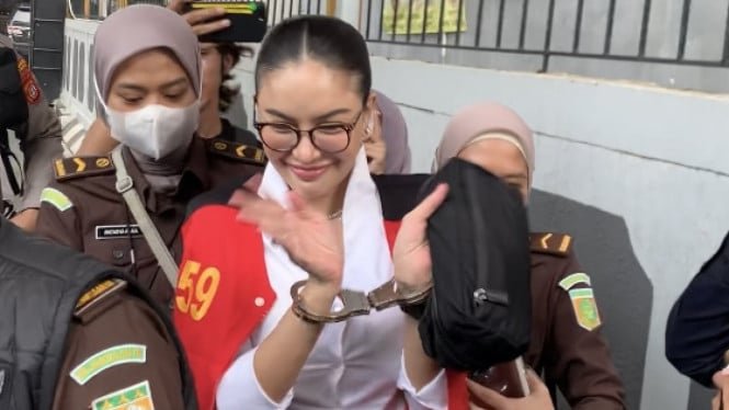 685a211c70f23-tiba-di-pengadilan-nikita-mirzani-senyum-semringah-dengan-kondisi-tangan-diborgol_665_374.jpeg
