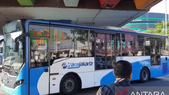68b64395cd574-ilustrasi-bus-transjakarta_665_374.jpeg