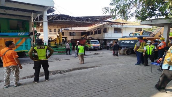 68e05c97c7244-proses-evakuasi-korban-bangunan-ponpes-al-khoziny-sidoarjo-yang-ambruk_665_374.jpg