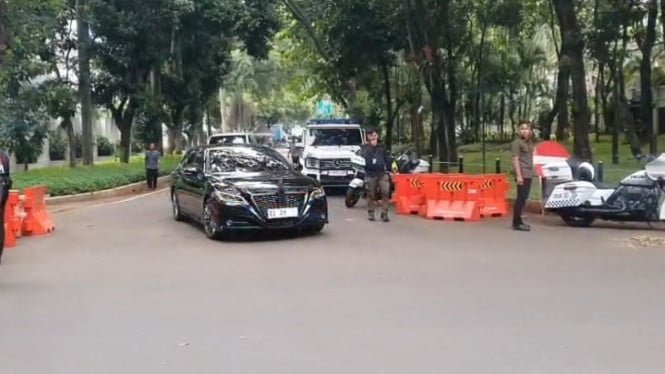 68e0ef4495504-mobil-menteri-ke-rumah-prabowo_665_374.jpg
