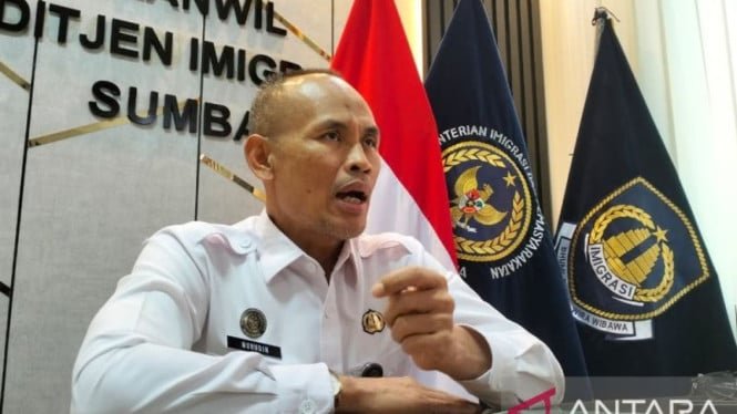 68e680438c1c7-kepala-kantor-wilayah-direktorat-jenderal-imigrasi-sumbar-nurudin_665_374.jpg